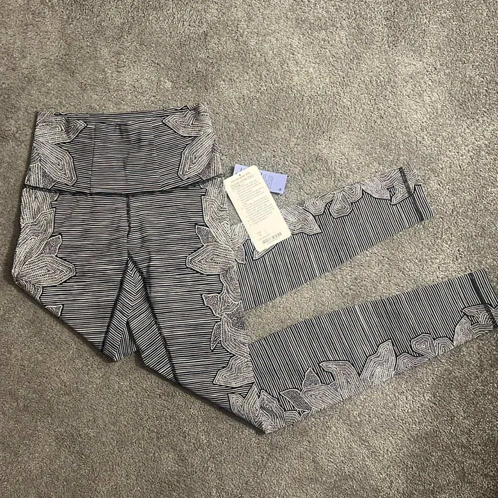 Lululemon Wunder Under Pant (Hi-Rise)
Dottie Tribe White Black - Picture 2 of 6